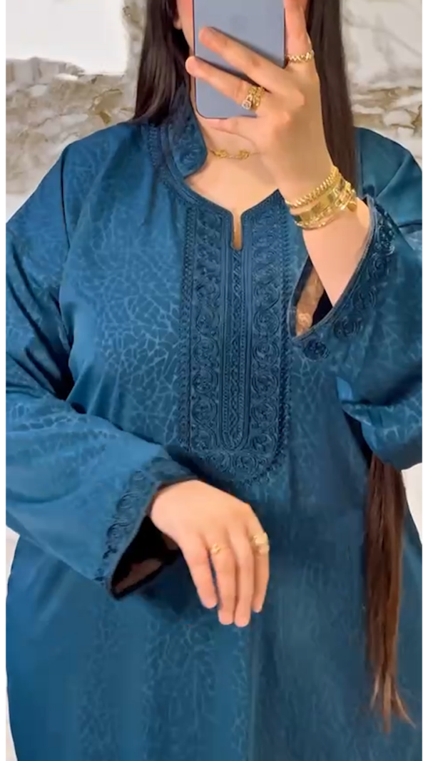 كندورة-مغربية-مطرزة-بثوب-روزا