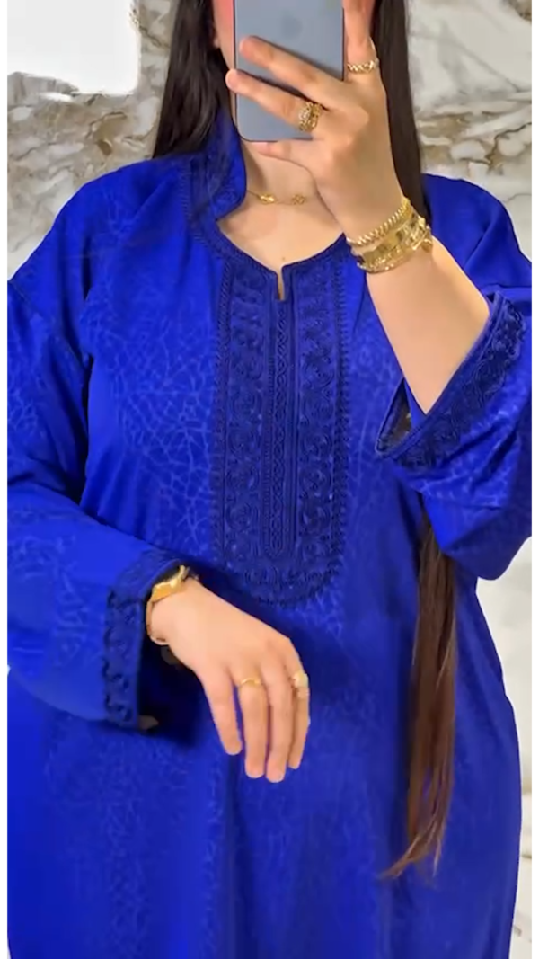 كندورة-مغربية-مطرزة-بثوب-روزا