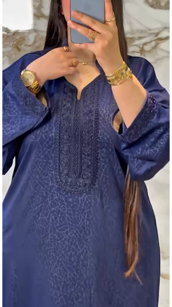 كندورة-مغربية-مطرزة-بثوب-روزا