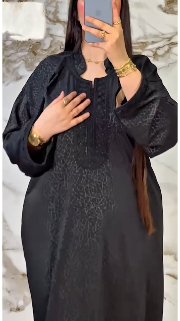 كندورة-مغربية-مطرزة-بثوب-روزا
