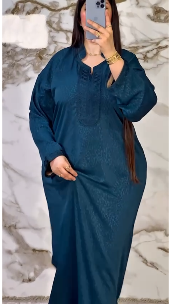 كندورة-مغربية-مطرزة-بثوب-روزا
