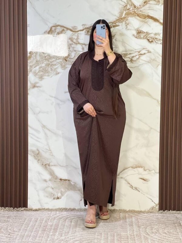 كندورة مغربية مطرزة بثوب روزا