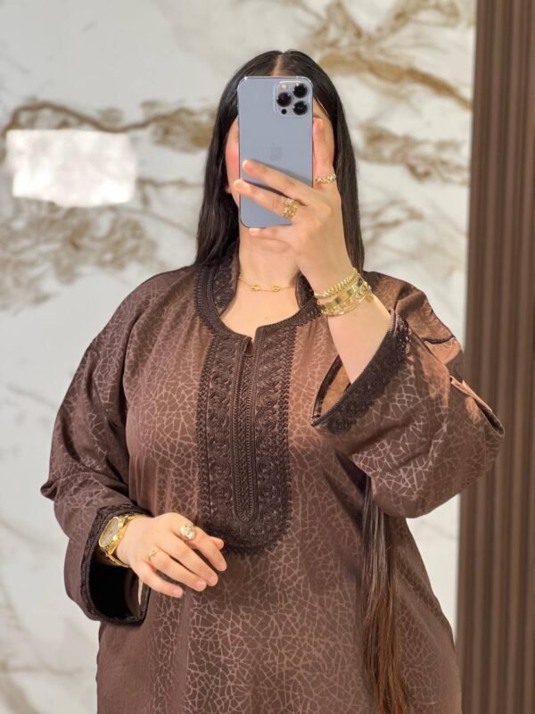 كندورة مغربية مطرزة بثوب روزا