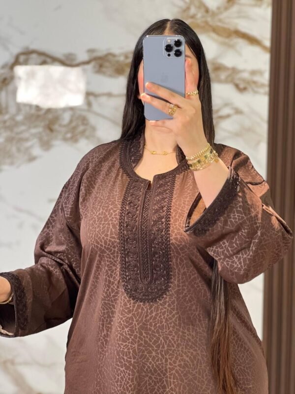 كندورة مغربية مطرزة بثوب روزا