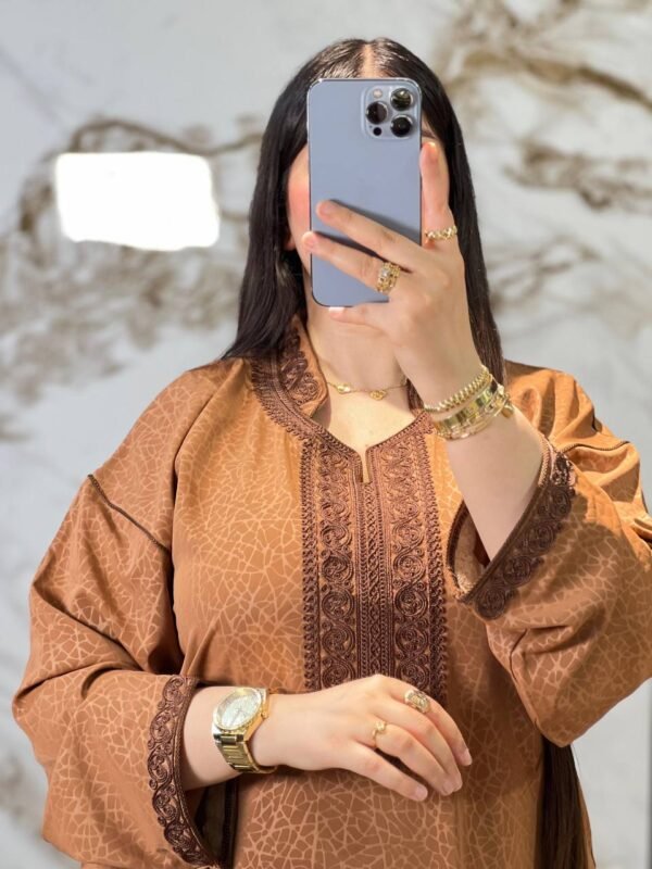 كندورة مغربية مطرزة بثوب روزا