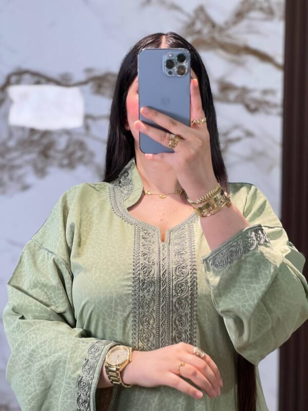 كندورة مغربية مطرزة بثوب روزا